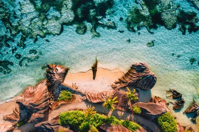 Vue aérienne d'une île des Seychelles, comme à l'approche de Mahé