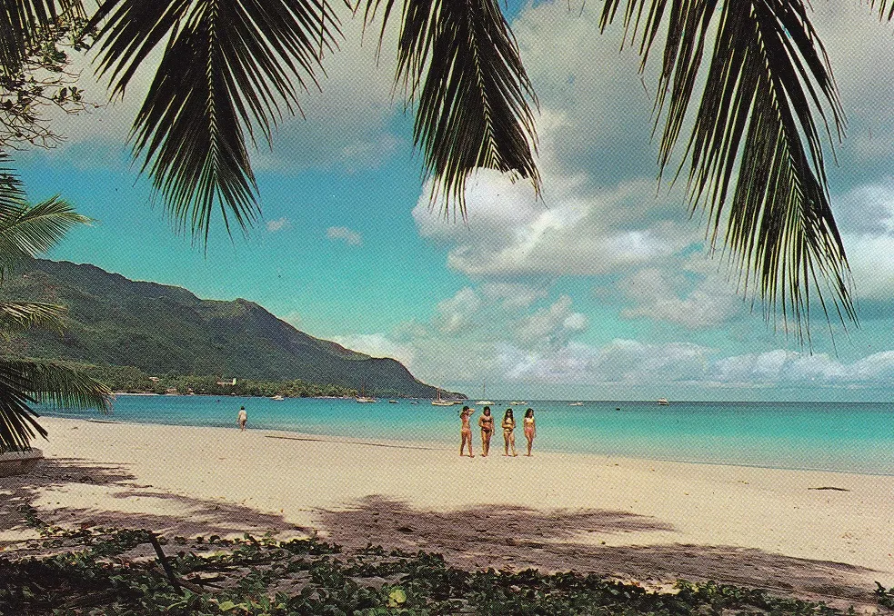 La plage de Beau Vallon à Mahé, ses eaux turquoise et ses collines en arrière-plan