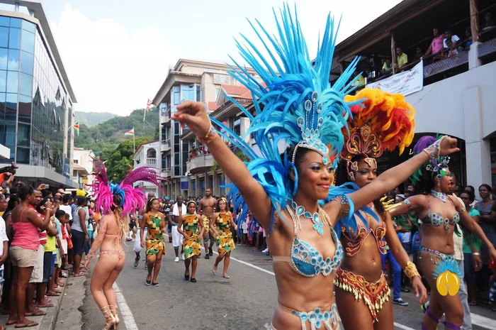 Danseuses en costumes à plumes lors du Carnaval de Victoria, aux Seychelles