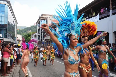 Danseuses en costumes à plumes lors du Carnaval de Victoria, aux Seychelles
