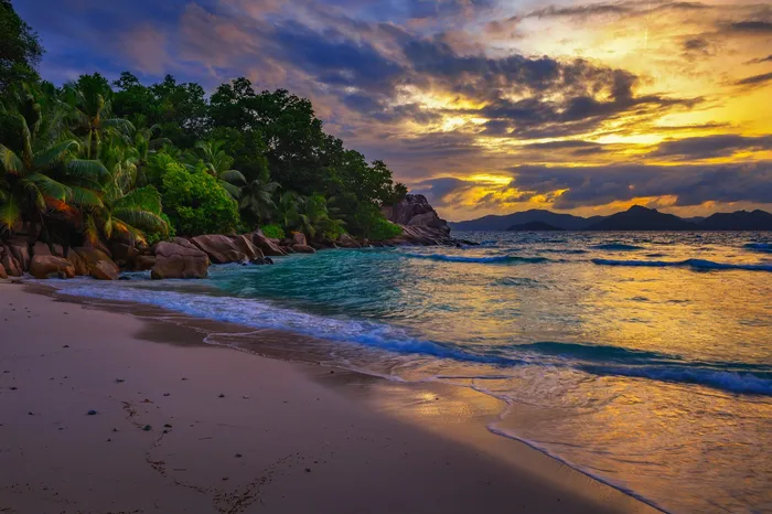 Coucher de soleil sur une plage des Seychelles, l'heure à laquelle commence traditionnellement le moutya