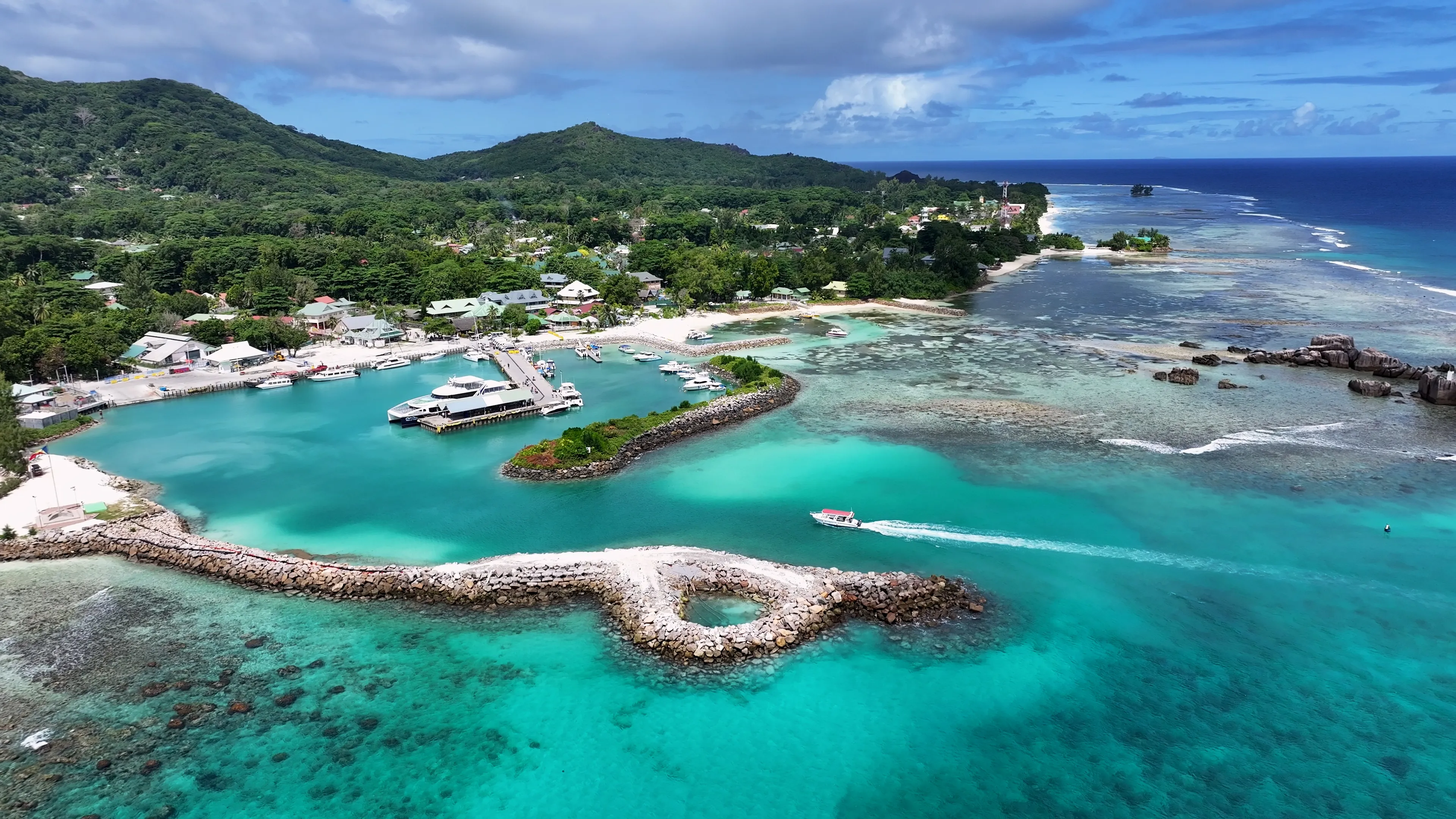 Port de ferry à La Digue avec vue sur les îles des Seychelles