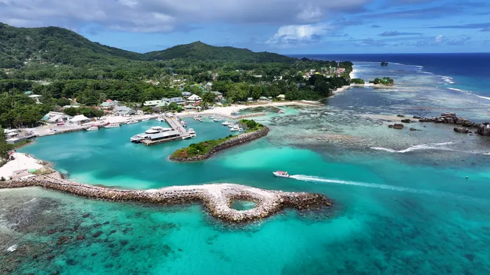 Port de ferry à La Digue avec vue sur les îles des Seychelles