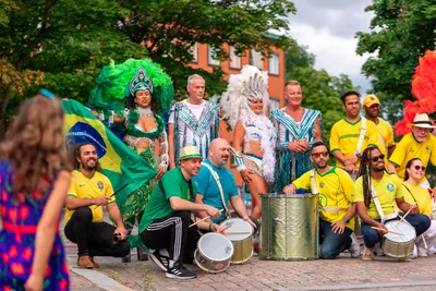 Musiciens et danseurs en costumes lors d'une fête