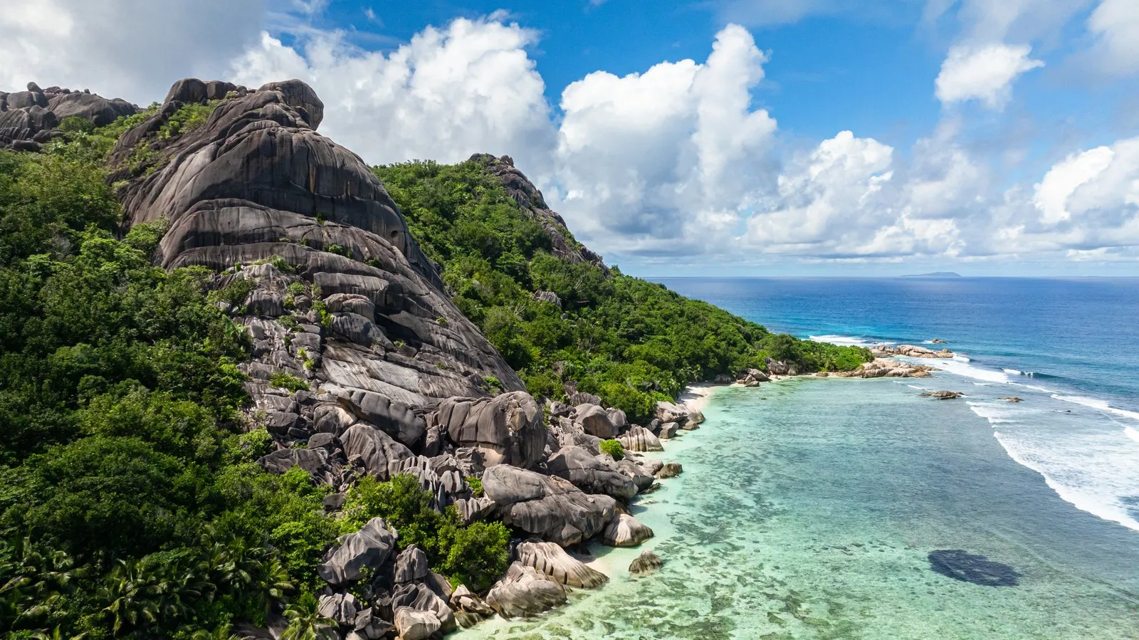 Formations rocheuses sculptées par l'érosion sur la côte de La Digue
