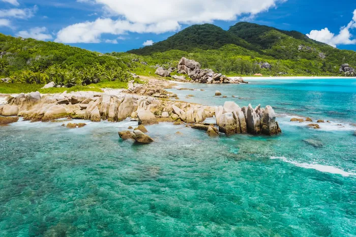 Vue aérienne de Grande Anse à La Digue, large plage sauvage face à l'océan