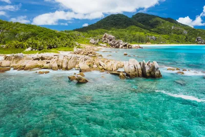 Vue aérienne de Grande Anse à La Digue, large plage sauvage face à l'océan