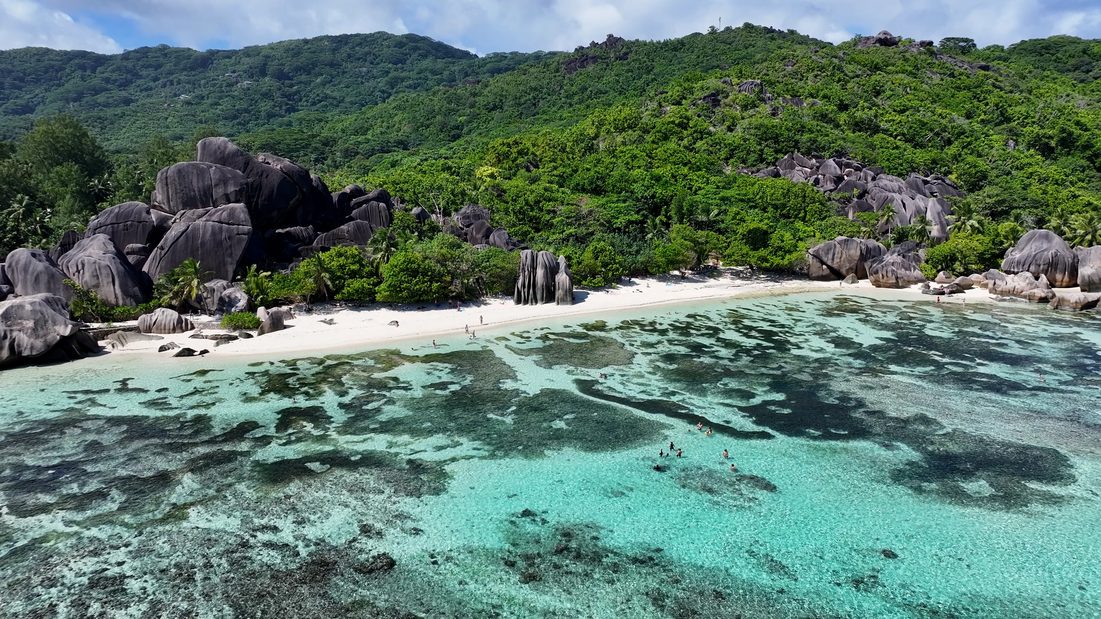 Anse Source d'Argent à La Digue avec ses rochers granitiques sculptés et eaux cristallines