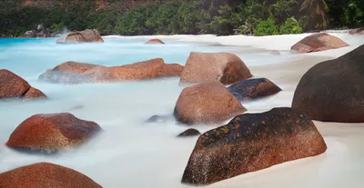 Plage paradisiaque des Seychelles avec rochers de granit et eau turquoise