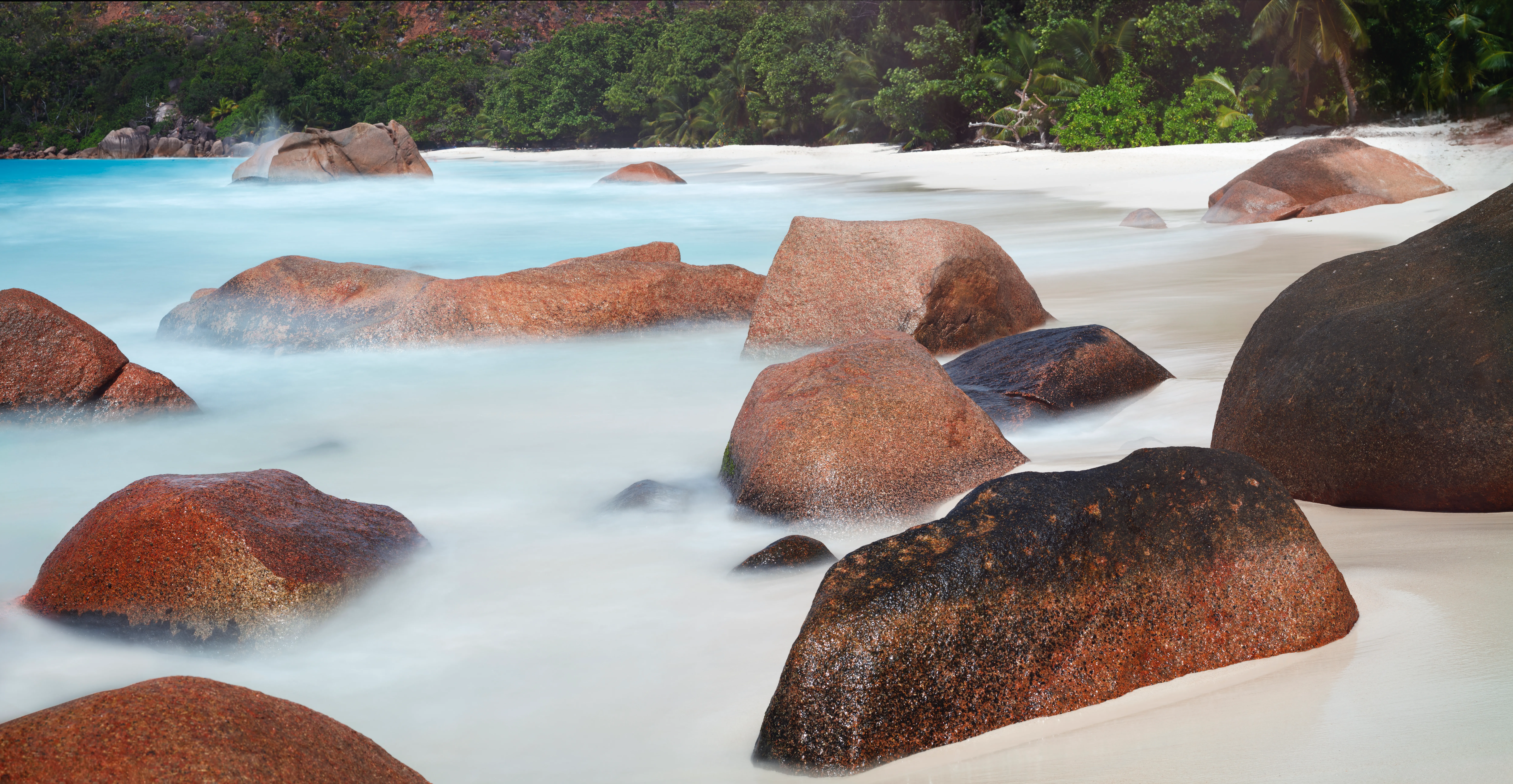 Plage paradisiaque des Seychelles avec rochers de granit et eau turquoise