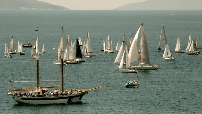 Flotte de voiliers lors d'une régate en mer