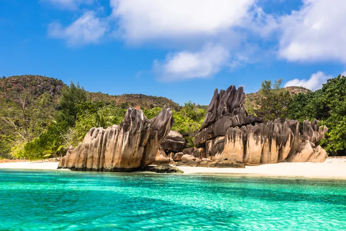 Plage tropicale d'une île isolée des Seychelles, accessible par les airs